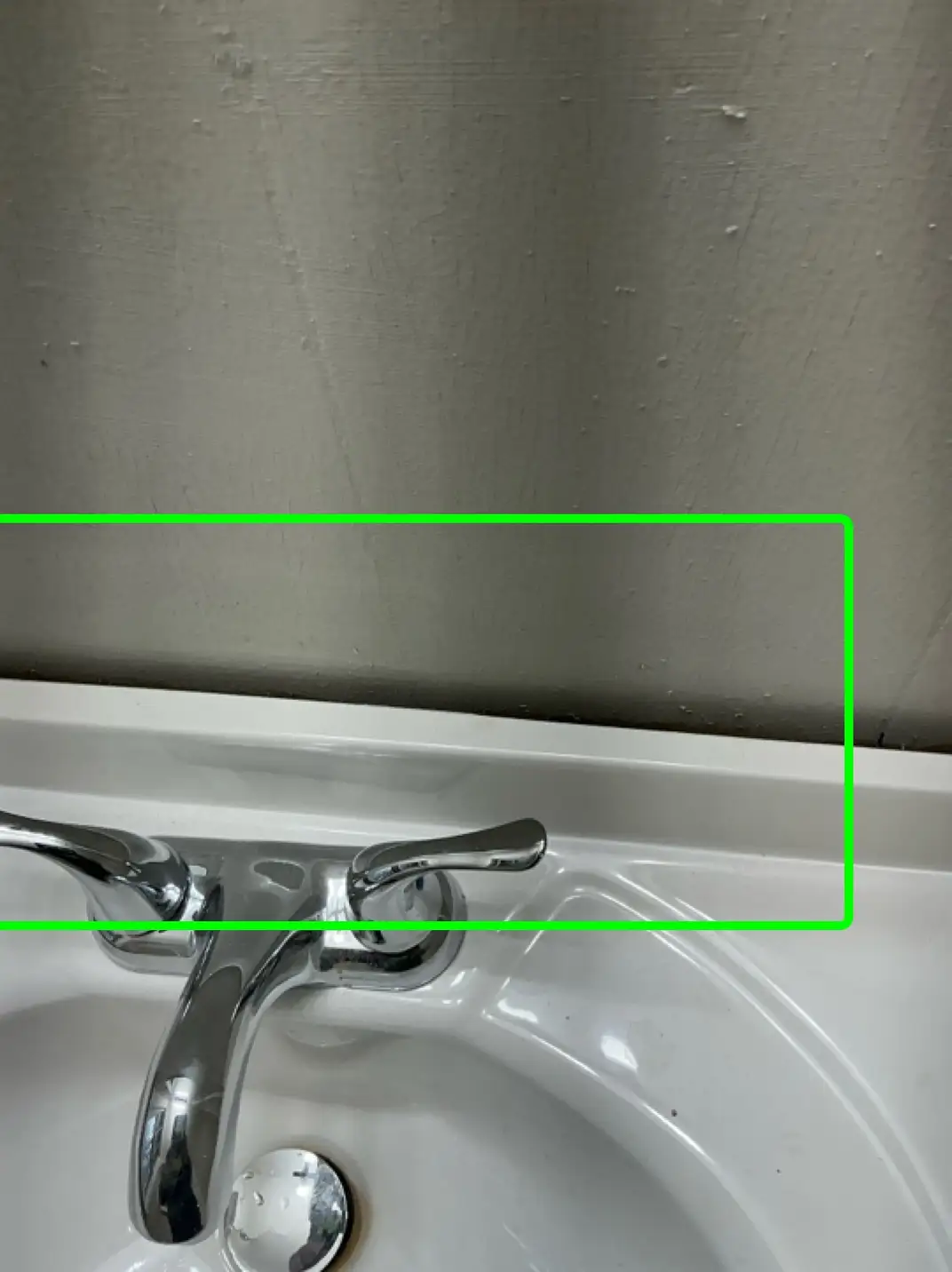 No backsplash caulk in Barberton was found during a home inspection.